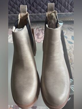 New Womens Sz light gold Chelsea  boots